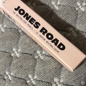 Jones Road Neutralizer Pencil color is FAIR PINK